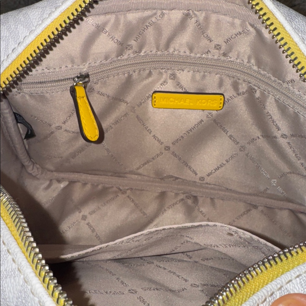 Michael Kors Bag Kenly Jet Set Signature Logo White Yellow Camera Crossbody - Picture 13 of 17